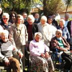 Happy-Chatters-group-photo-with-Thembalami-residents