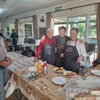 The boerie bandits: Kathy Waage, Esther Brain and Dale Cherrington. Purchasing is Ken I’Ons.